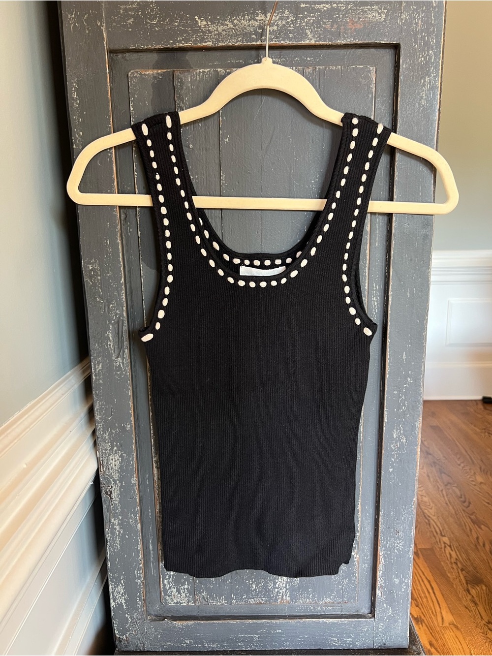La February Black Ribbed Tank Top w/cream contrast. Sz M. NWT